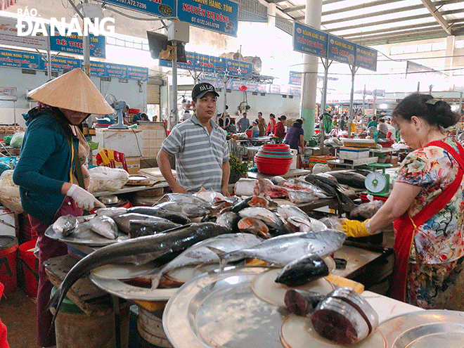 Nhiều người lựa chọn mua cá để dự trữ ăn trong những ngày Tết