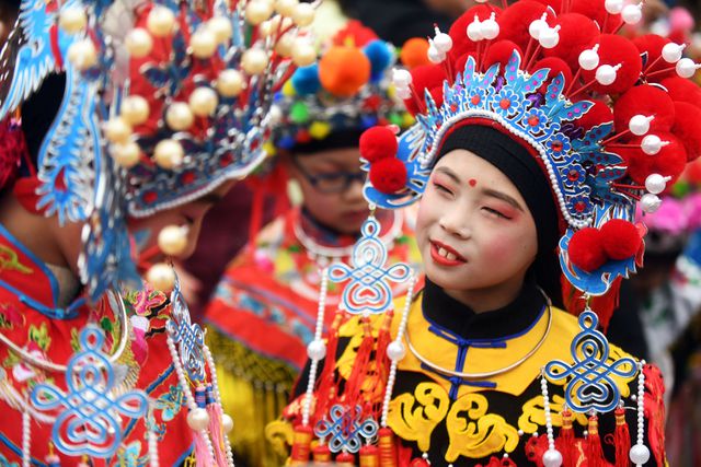 Trẻ em mặc đồ truyền thống tham dự một sự kiện được tổ chức chào đón năm mới nhân dịp Tết Nguyên đán tại Giang Tô, Trung Quốc. (Ảnh: Reuters)