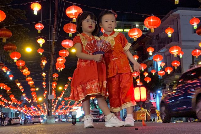 Trẻ em chụp ảnh tại khu phố người Hoa ở Yangon, Myanmar. Màu đỏ là màu chủ đạo trong dịp Tết, được cho là mang lại may mắn trong văn hóa Trung Quốc. (Ảnh: Reuters)