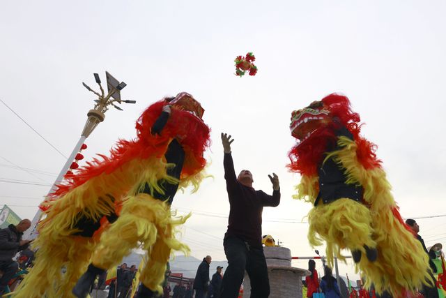 Các nghệ sĩ dân gian biểu diễn múa lân tại tỉnh Sơn Tây, Trung Quốc chào đón năm mới Kỷ Hợi. (Ảnh: Reuters)