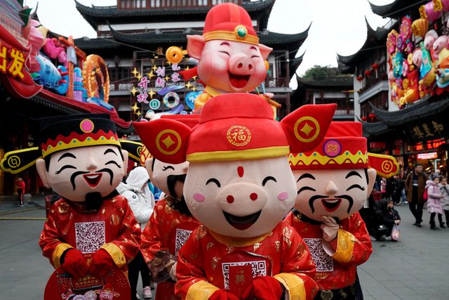 Hình nộm lợn chào đón năm mới Kỷ Hợi tại Thượng Hải, Trung Quốc. (Ảnh: Reuters)