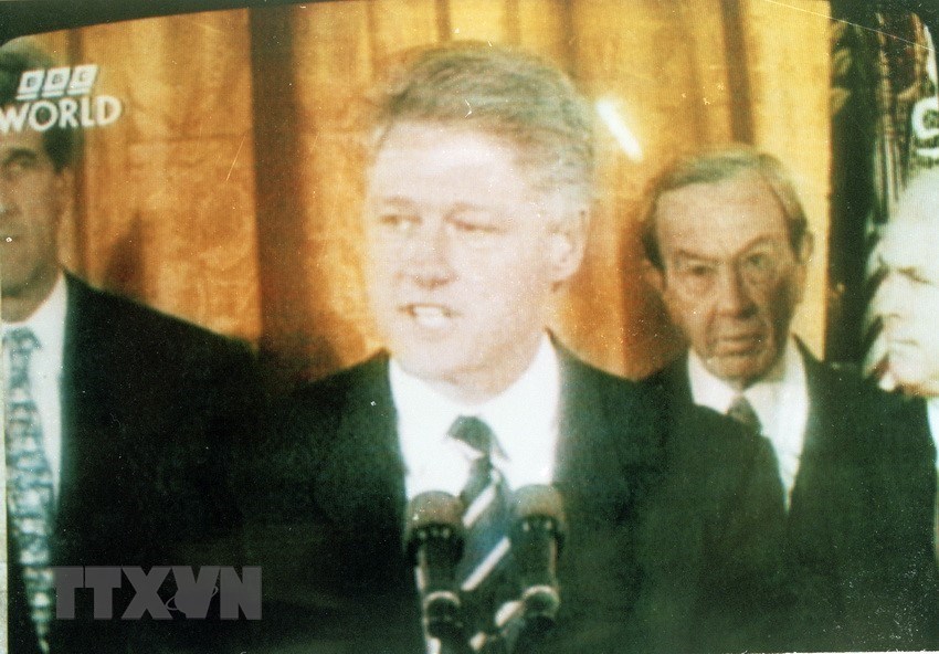 Đêm 11/7/1995, Đài truyền hình BBC đã phát chương trình đặc biệt truyền đi hình ảnh Tổng thống Hoa Kỳ Bill Clinton đọc tuyên bố bình thường hóa quan hệ với Việt Nam. (Nguồn: TTXVN phát)
