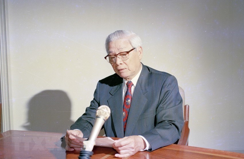 Thủ tướng Võ Văn Kiệt đọc tuyên bố thiết lập quan hệ ngoại giao với Hoa Kỳ, sáng 12/7/1995. (Ảnh: Minh Đạo/TTXVN)