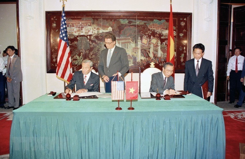 Ngày 5/8/1995, Bộ trưởng Ngoại giao Hoa Kỳ Warren Christopher sang thăm Việt Nam, và cùng với Bộ trưởng Ngoại giao Nguyễn Mạnh Cầm ký Hiệp định chính thức thiết lập quan hệ ngoại giao giữa hai nước. (Ảnh: Cao Phong/TTXVN)