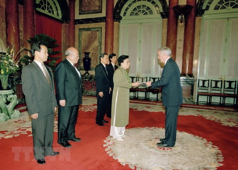 Ngài Pete Peterson, Đại sứ Hợp chúng quốc Hoa Kỳ đầu tiên tại Việt Nam trình Quốc thư lên Phó Chủ tịch nước Nguyễn Thị Bình, ngày 14/5/1997, tại Phủ Chủ tịch. (Ảnh: Nguyễn Khang/TTXVN)