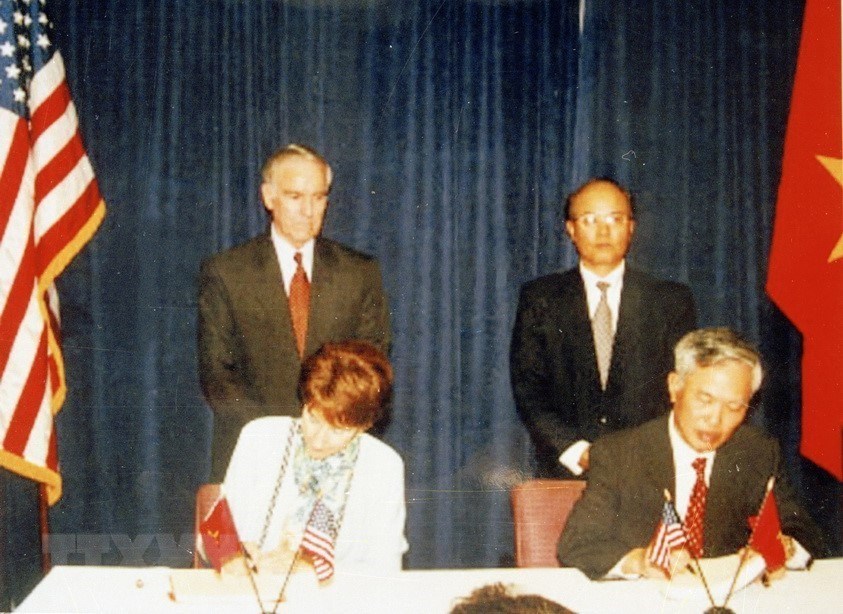 Bộ trưởng Thương mại Vũ Khoan và Đại diện thương mại Hoa Kỳ Charlene Barshefsky ký Hiệp định Thương mại Việt Nam-Hoa Kỳ, ngày 13/7/2000, tại thủ đô Washington D.C, Hoa Kỳ. (Ảnh: Lê Chi/TTXVN)