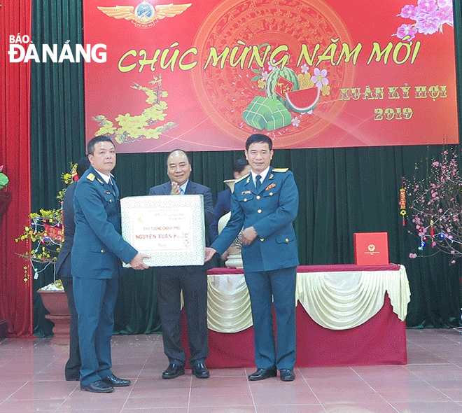 Thủ tướng Chính phủ Nguyễn Xuân Phúc tặng quà tết cán bộ, chiến sỹ Sư đoàn KQ 372