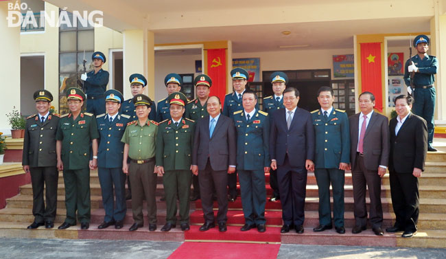 Thủ tướng Chính phủ Nguyễn Xuân Phúc và thành viên trong Đoàn chụp ảnh lưu niệm với cán bộ Sư đoàn KQ 372 (1 ảnh trên chụp trong hội trường, ảnh dưới chụp ngoài sân)  