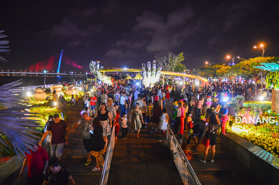 The Bach Dang Flower Street is crowded with people to celebrate the Lunar New Year's Eve.