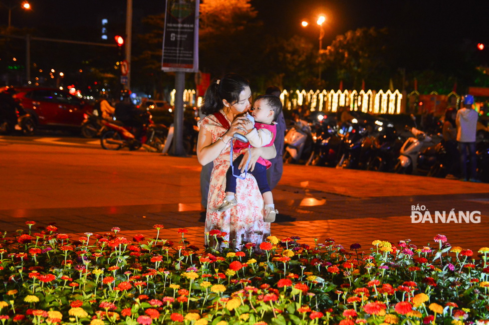 Thanks to the good weather, a large number of local residents have poured into streets to wait for the turning moment of the Lunar New Year.