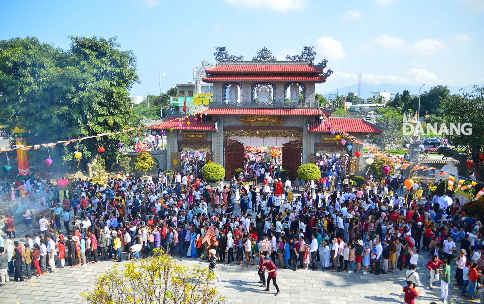 Đi lễ chùa ngày đầu năm là một phong tục truyền thống của người Việt. Trong ảnh: Sân chính của Thiền viện Bồ Đề trong ngày mồng 1 Tết Nguyên đán Kỷ Hợi. Ảnh: XUÂN SƠN