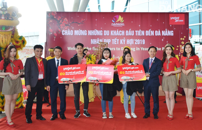 Sở Du lịch, Cảng Hàng không Quốc tế Đà Nẵng và Hãng Hàng không Vietjet tổ chức đón chuyến bay đầu tiên hạ cánh xuống sân bay quốc tế Đà Nẵng vào sáng mồng 1 Tết Kỷ Hợi.