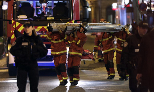 Đội cứu hỏa làm nhiệm vụ tại hiện trường vụ cháy ở thủ đô Paris, Pháp hôm nay. Ảnh: AFP.