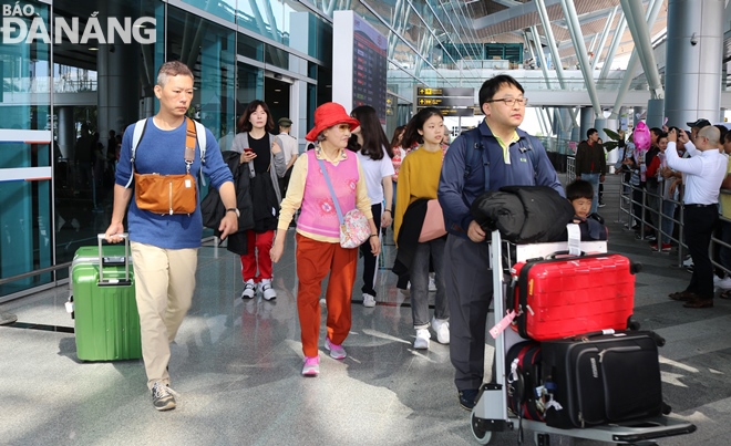 The first air passengers being happy to receive the warm welcome given by representatives from the city authorities