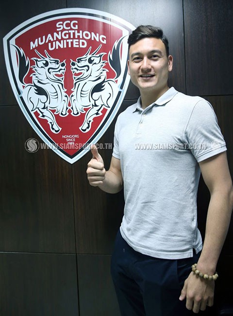 Thủ môn Đặng Văn Lâm bên logo của Muangthong United