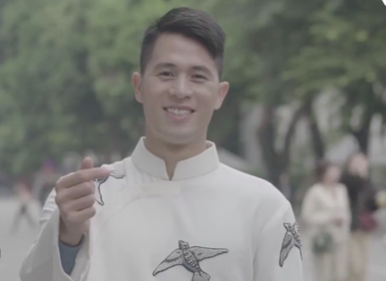 Lần đầu tiên, các tuyển thủ của đội tuyển bóng đá Việt Nam xuất hiện trong MV của các ca sĩ hai miền Nam - Bắc