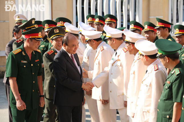 PM Phuc (front, second, left) paid a Tet visit to the city’s armed forces.