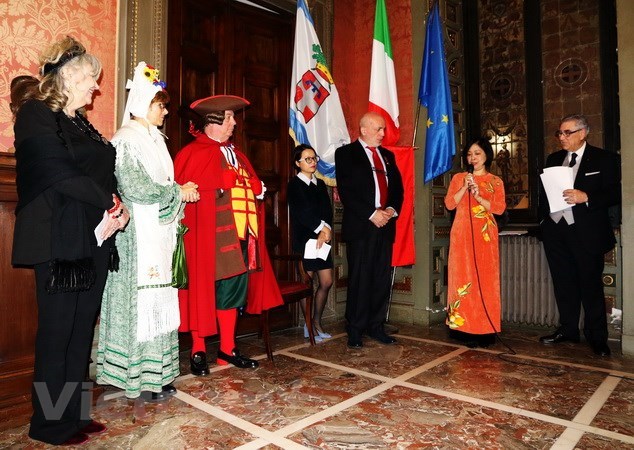 Vietnamese Ambassador to Italy Nguyen Thi Bich Hue speaks at the Tet gathering in Turin