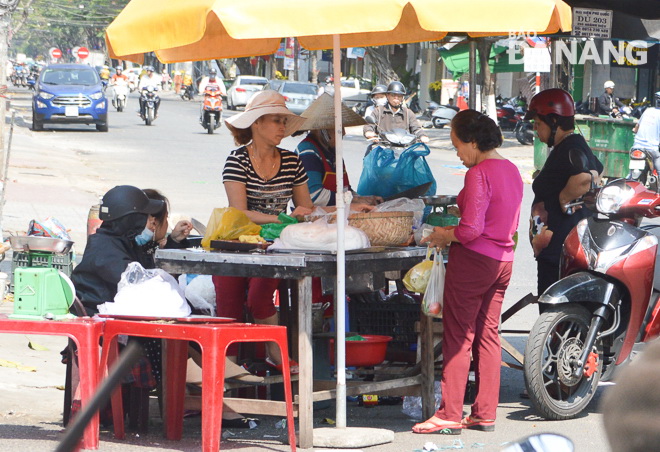 Kiosks selling fresh rice vermicelli and Quang noodles are often crowded with buyers. 