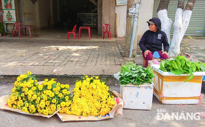 Flowers, plus betel nuts and leaves, are on sale near the Hoa Cuong wholesale market.