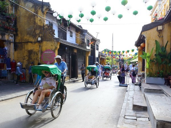 Tourists on a sight seeing trip in Hoi An (Photo: VNA)