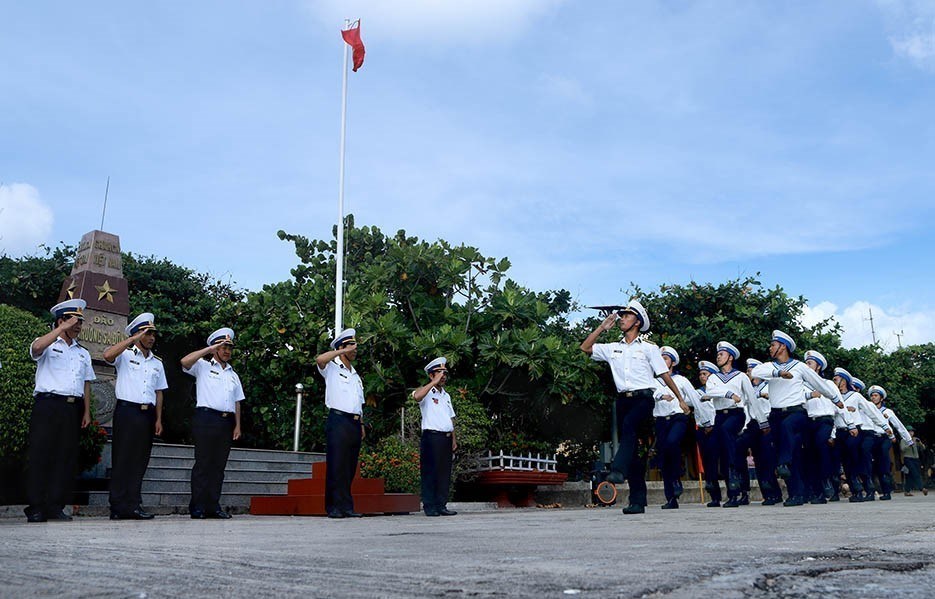 Lễ chào cờ Tổ quốc của các cán bộ, chiến sỹ và nhân dân trên các đảo thuộc quần đảo Trường Sa (Khánh Hòa) thường diễn ra vào sáng thứ hai hàng tuần, dịp đầu năm mới và những ngày lễ lớn của đất nước.