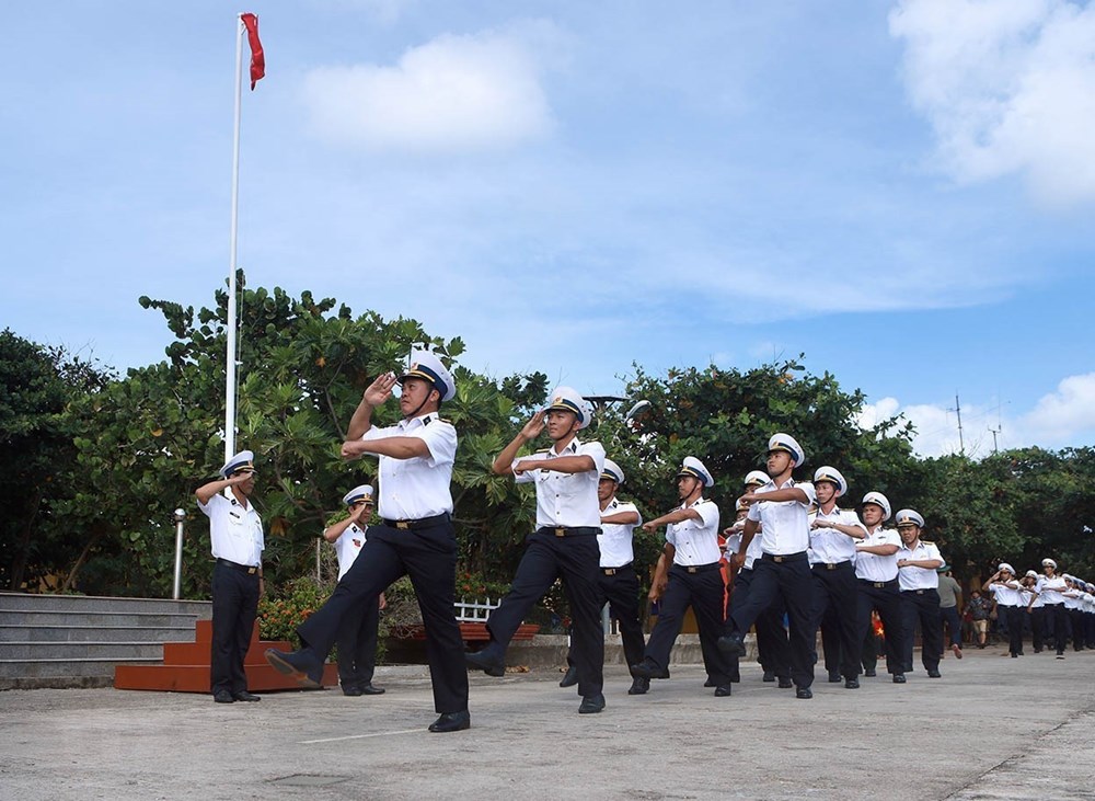 Nghi thức duyệt đội ngũ sau lễ chào cờ trên đảo Trường Sa Đông (quần đảo Trường Sa). (Ảnh: Hoàng Hùng/TTXVN)