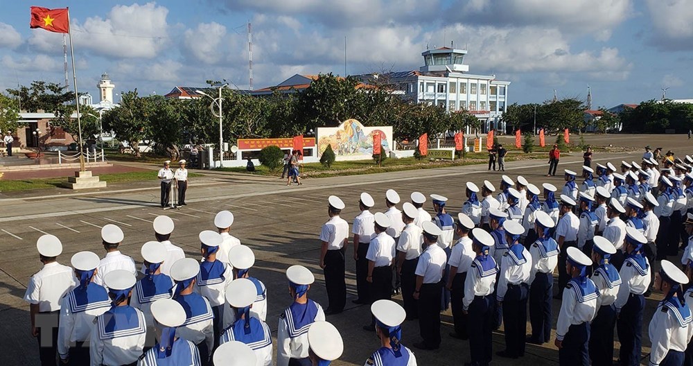 Quang cảnh lễ chào cờ thứ hai hàng tuần trên đảo Trường Sa Lớn. (Ảnh: Hoàng Hùng/TTXVN)