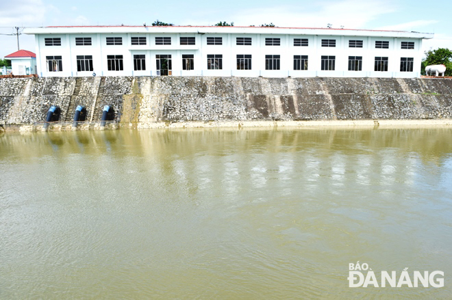 Từ những ngày giáp Tết Kỷ Hợi đến nay, nước sông Cầu Đỏ tại cửa thu nước thô vào Nhà máy nước Cầu Đỏ bị nhiễm mặn.