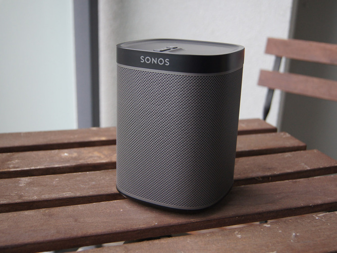 Sonos One (199 USD)  Sonos One có lợi thế khi tương thích cả trợ lý ảo Alexa từ Amazon và Siri từ Apple. Thiết bị cũng hỗ trợ AirPlay 2, tạo mạng kết nối với Apple HomePod và trở thành thiết bị có khả năng kết nối linh hoạt nhất hiện nay. Theo Cnet, sản phẩm này còn là mẫu loa thông minh có âm thanh tốt nhất trong tầm giá 200 USD hiện nay. Điểm đáng tiếc ở Sonos One là chưa hỗ trợ Google Assistant nhưng tính năng này sẽ sớm có mặt trong năm 2019. 