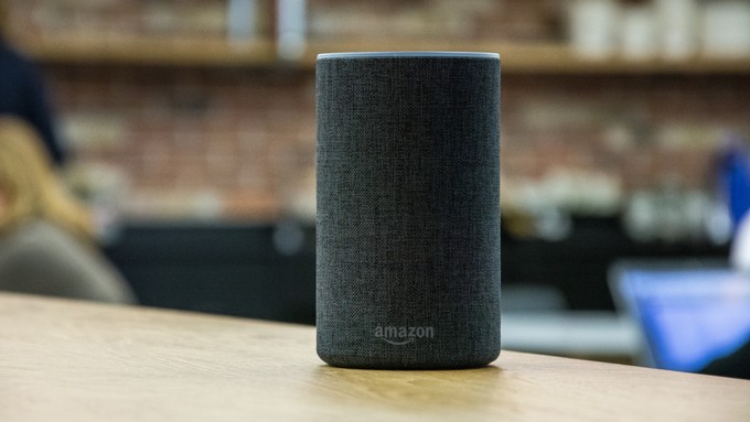 Amazon Echo 2 (89 USD)  Nếu người dùng muốn tìm một mẫu loa thông minh có âm thanh tốt và giá phải chăng, Echo 2 là lựa chọn hàng đầu. Amazon có kinh nghiệm nhiều năm trong việc làm loa thông minh và mẫu Echo 2 được đánh giá nhận giọng nói tốt, trả lời với giọng điệu tự nhiên, phù hợp ngữ cảnh. Trợ lý Alexa của Amazon cũng hỗ trợ đa dạng thiết bị. 