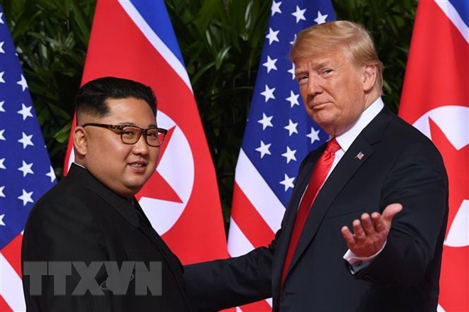 US President Donald Trump (R) and DPRK leader Kim Jong-un at the summit in Singapore on June 12, 2018 (Photo: AFP/VNA)