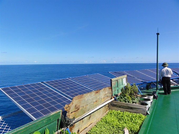 Solar panels set on a platform off the coast of Khánh Hòa Province. — Photo courtesy SolarBK Read more at http://vietnamnews.vn/society/484912/truong-sa-islands-light-up-with-clean-energy.html#kmfBr6g9tpd8uSHZ.99