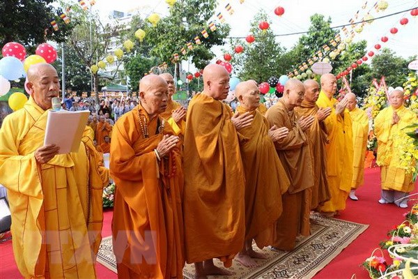 Đại lễ Phật đản Phật lịch 2562 - dương lịch 2018 tại chùa Viên Quang, thành phố Châu Đốc, tỉnh An Giang. (Ảnh: Công Mạo/TTXVN)