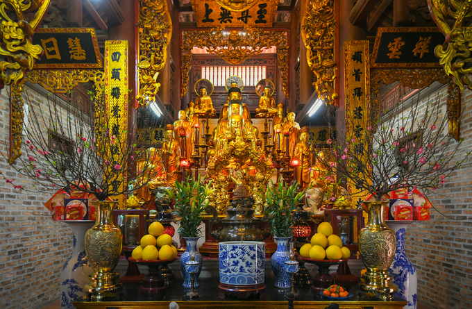 Sáu lớp tượng Phật tại khu chính điện. Ở gian ngoài còn có tượng hộ pháp, Ngọc Hoàng cùng Nam Tào, Bắc Đẩu… như thường thấy ở các chùa Việt.