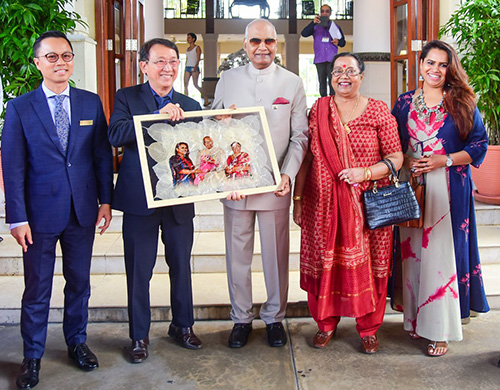 Tổng thống Ấn Độ thích thú khi được tặng bức ảnh gia đình in trên lá bồ đề. Ảnh: Ngọc Thành.