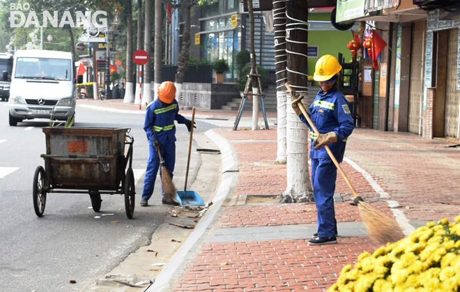 Công nhân vệ sinh đường phố hoàn tất quét dọn đường Bạch Đằng lúc 9 giờ 30 sáng mồng bốn Tết.