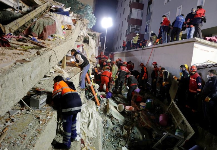 Một tòa chung cư mini 8 tầng đã bị đổ sụp ở quận Kartal, Istanbul, Thổ Nhĩ Kỳ vào ngày 6-2 vừa qua.