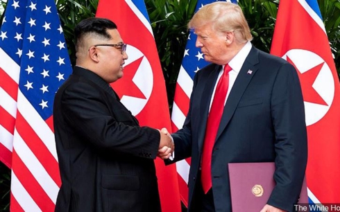 Tổng thống Mỹ Donald Trump (phải) và Nhà lãnh đạo Triều Tiên Kim Jong-un trong cuộc gặp thượng đỉnh đầu tiên tháng 6/2018. Ảnh: Nhà Trắng