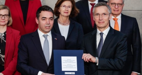 Ngoại trưởng Macedonia Nikola Dimitrov (trái) và Tổng thư ký NATO Jens Stoltenberg. Ảnh: Irish Times.