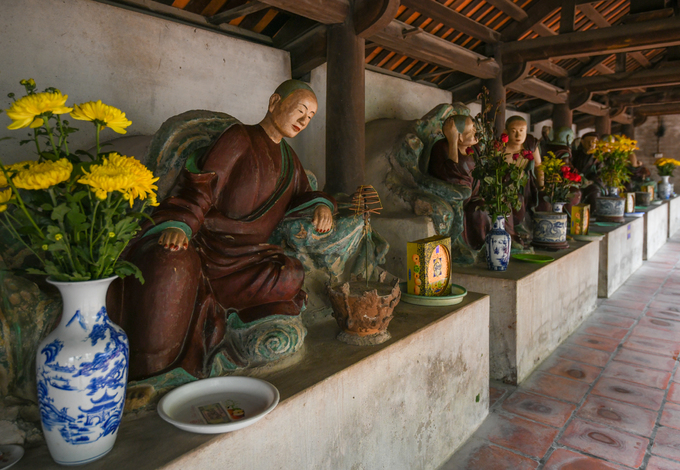 Hai dãy hàng lang song song với nhau, nối tiền thất và hậu đường, là nơi thờ Thập bát La Hán - 18 đệ tử đắc đạo của Phật đã tu đến cảnh giới La Hán.