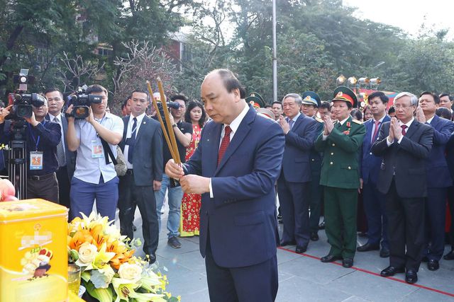 Thủ tướng Chính phủ Nguyễn Xuân Phúc thắp hương dưới tượng đài vua Quang Trung.