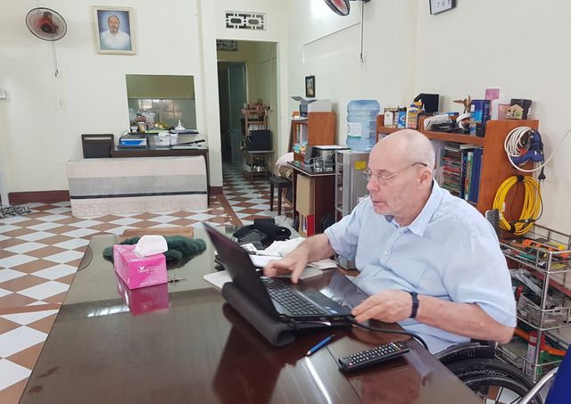 Ông Mac Dougall trong căn nhà thuê dùng để dạy tiếng Anh miễn phí ở Nha Trang, Khánh Hòa