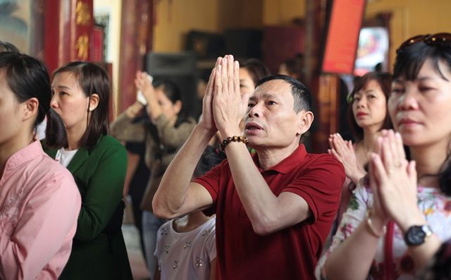 Đi lễ cầu cho cả gia đình trong những ngày đầu năm đã trở thành thói quen của nhiều người dân Hà Nội.