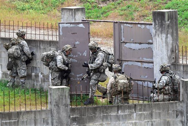 Binh sỹ Hàn Quốc và Mỹ tham gia cuộc tập trận chung tại Pocheon, Hàn Quốc, ngày 19-9-2017. (Ảnh: AFP/TTXVN)