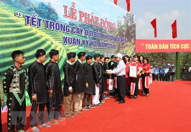 Tổng Bí thư, Chủ tịch nước Nguyễn Phú Trọng tặng 200 xuất quà cho đồng bào nghèo, khó khăn của huyện Trấn Yên. (Ảnh : Trí Dũng/TTXVN)