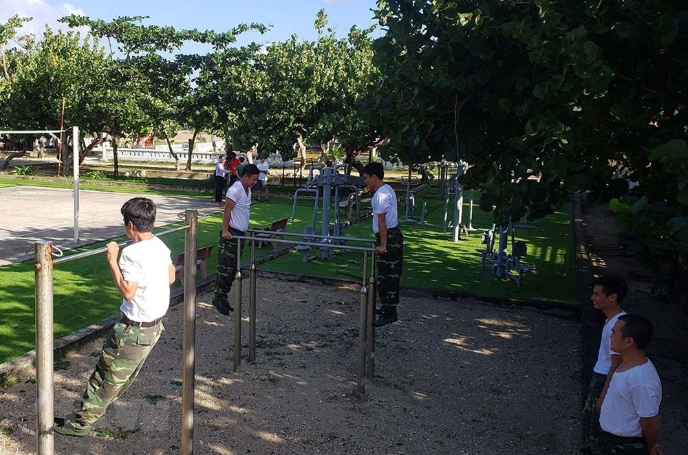 Các chiến sĩ đảo Trường Sa Lớn luyện tập xà đơn, xà kép để nâng cao sức khỏe. (Ảnh: Hoàng Hùng/TTXVN)