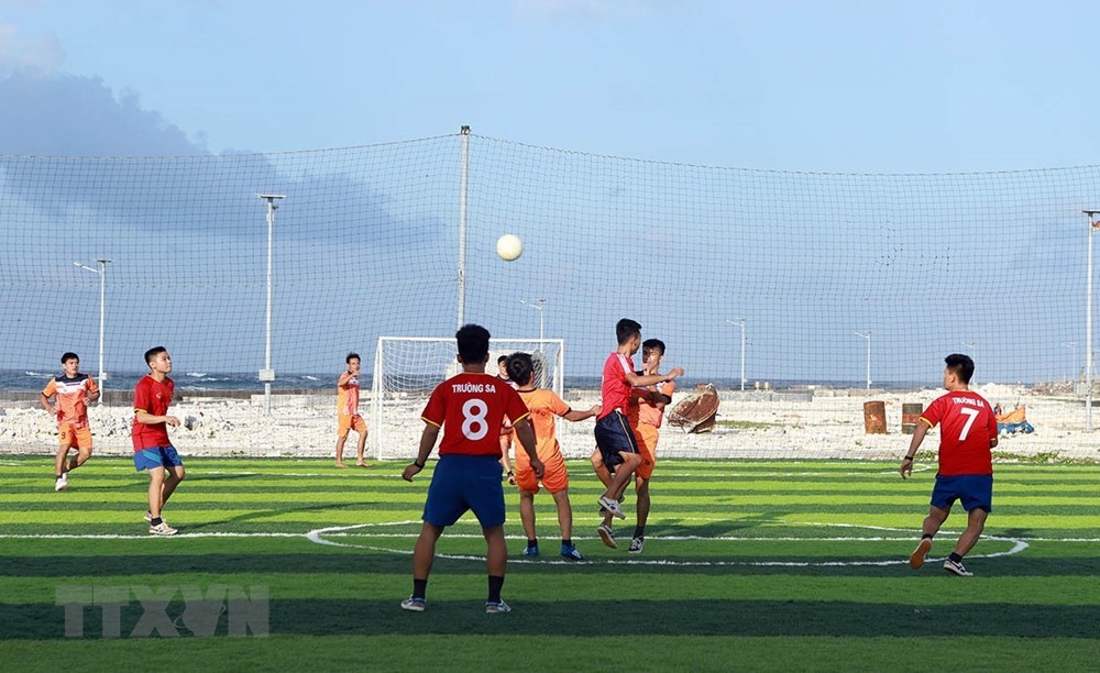 Bóng đá là môn thể thao được các chiến sĩ đảo Trường Sa Lớn ưa thích, đồng thời cũng là bài tập thể lực thể hiện sức bền và sự dẻo dai. (Ảnh: Hoàng Hùng/TTXVN)
