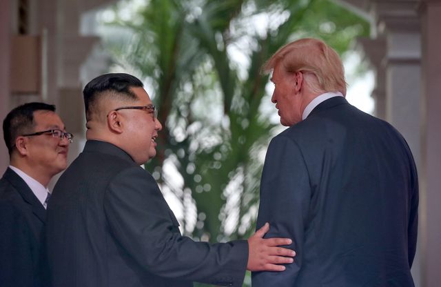 Tổng thống Mỹ Donald Trump gặp nhà lãnh đạo Triều Tiên Kim Jong-un tại Singapore tháng 6/2018 (Ảnh: Straigts Times)