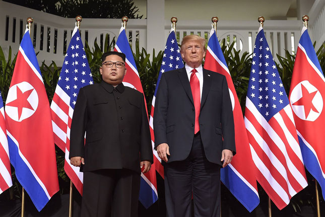 Nhà lãnh đạo Triều Tiên Kim Jong-un (trái) và Tổng thống Mỹ Donald Trump gặp gỡ tại Singapore vào tháng 6-2018. 		Ảnh: Getty Images